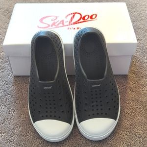NWT!  Skadoo all purpose black toddler shoes size 9